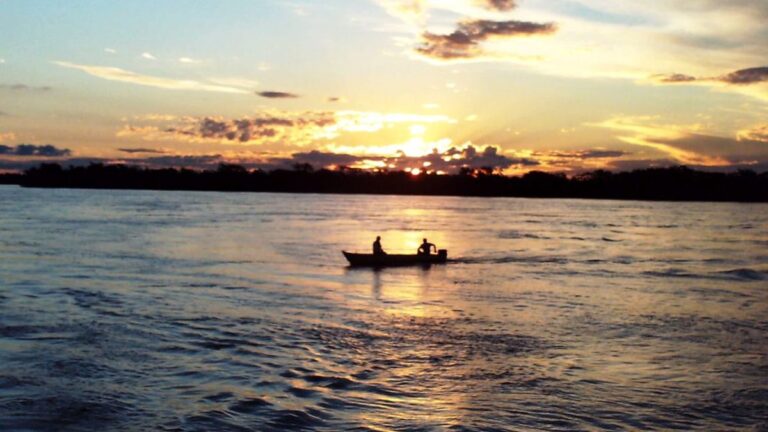 Vista del río Paraná desde la costa central de Santa Fe