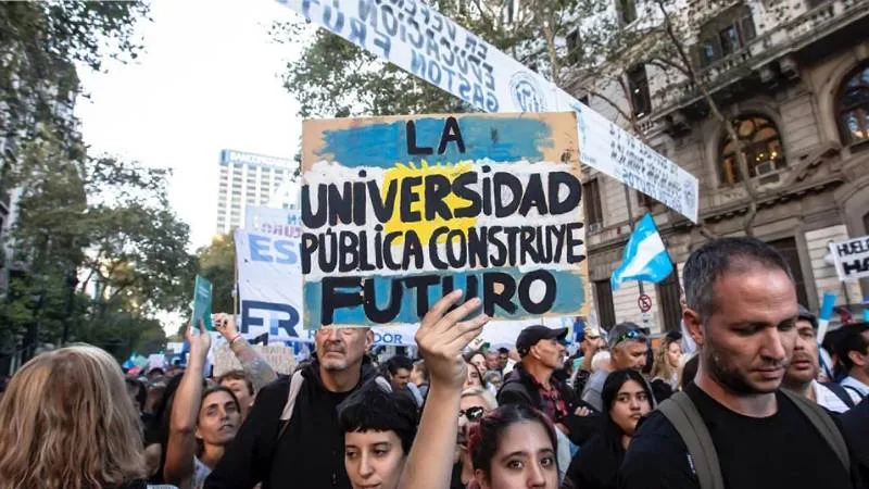 Estudiantes en la escalinata de la Facultad de Derecho de la UNR, en Rosario