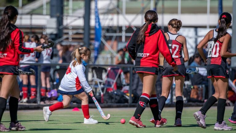 Jugadores de hockey inclusivo en el hipódromo de Santa Fe