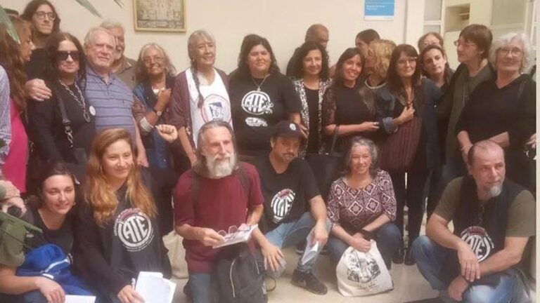 Cuadro conmemorativo con nombres de trabajadores desaparecidos instalado en el Palacio de los Leones de Rosario