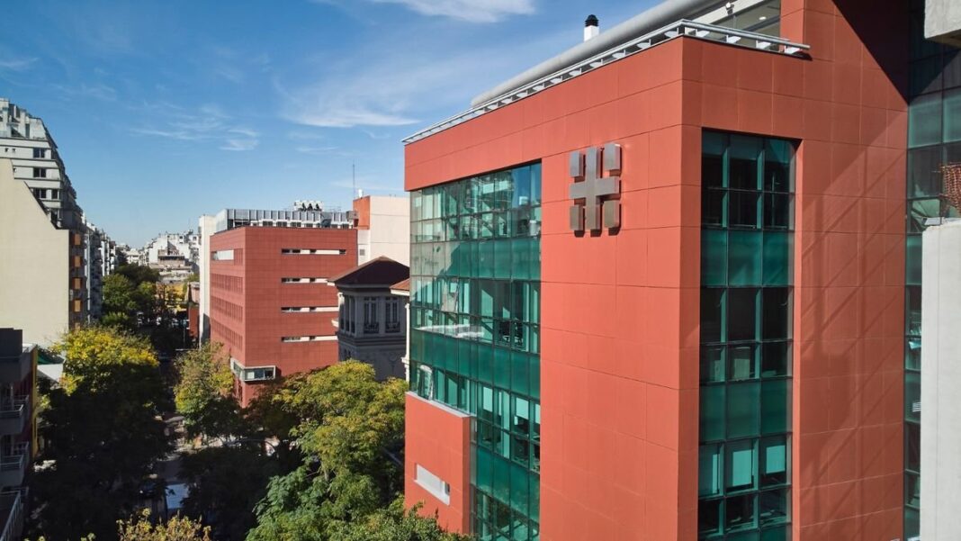 Equipo médico del Hospital Italiano trabajando en innovación tecnológica