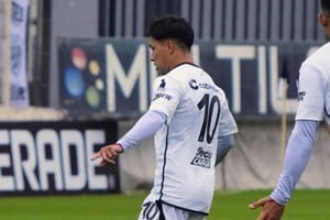 Ignacio Lago, delantero de Colón, durante un partido de la Primera Nacional