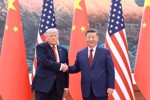 Bandera de China y Estados Unidos en una cumbre bilateral