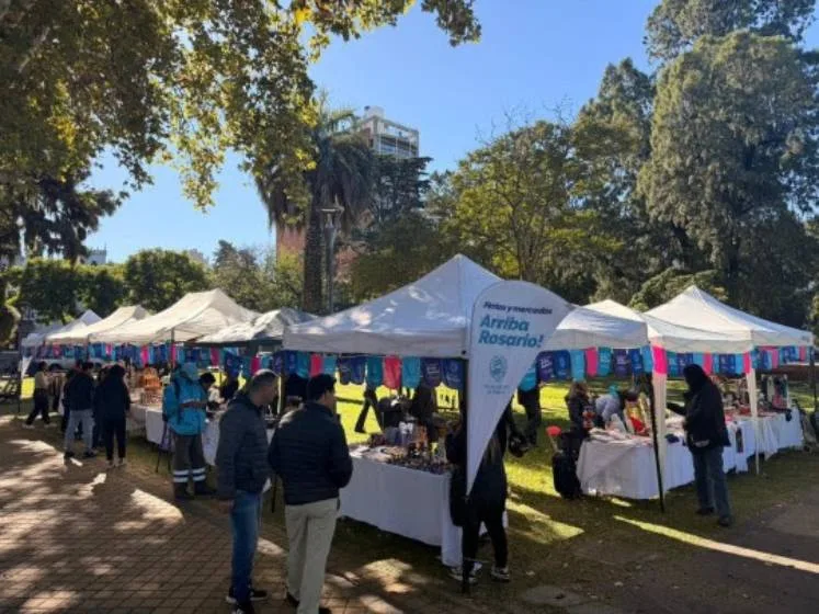 Feria autogestiva Raíz Emprendedora en la Plaza del Foro de Rosario