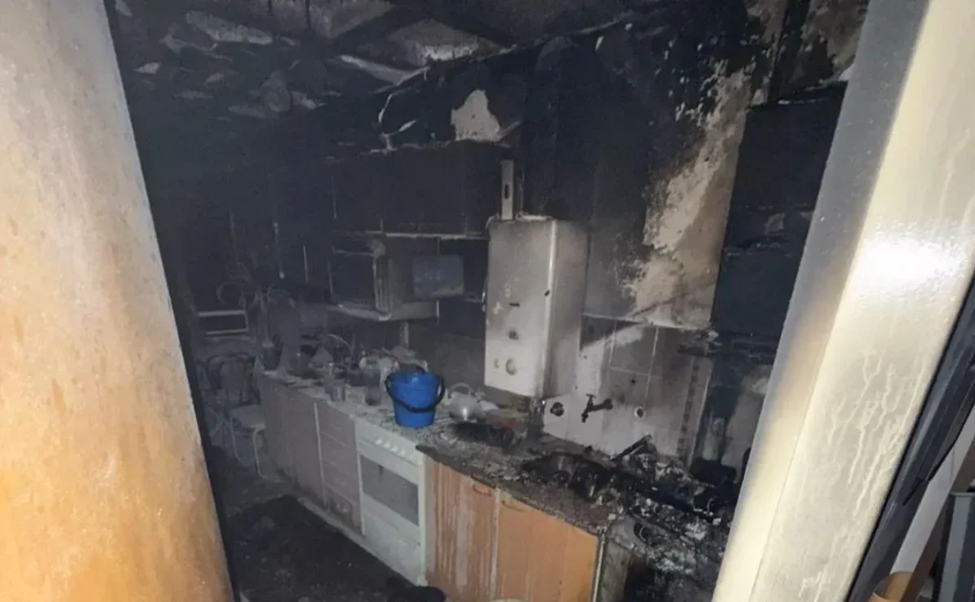 Bomberos trabajando en un incendio en un departamento céntrico de Rosario