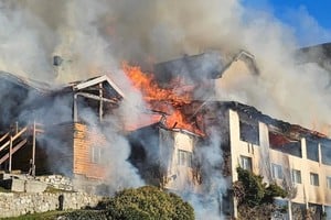Densas columnas de humo y llamas en el histórico Hotel Huemul de Bariloche durante el incendio