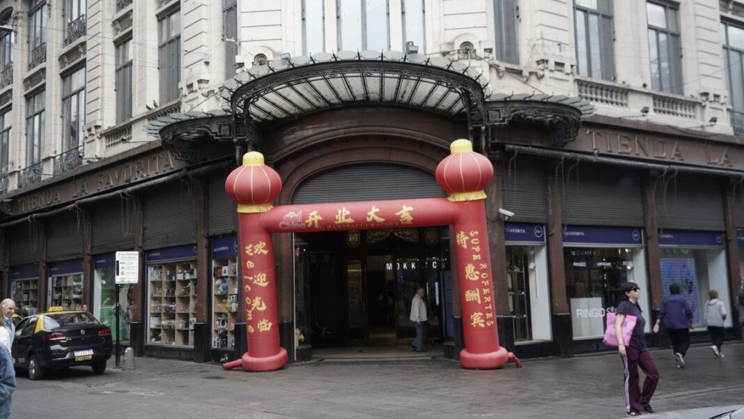 Fachada de bazar chino en el centro de Rosario