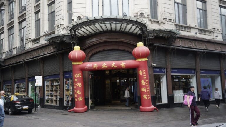 Fachada de bazar chino en el centro de Rosario