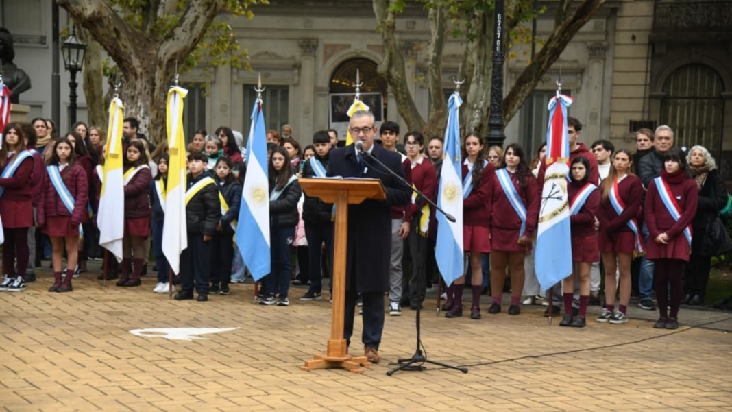 Intendente Pablo Javkin en el acto por el 216° aniversario de la Revolución de Mayo en Rosario