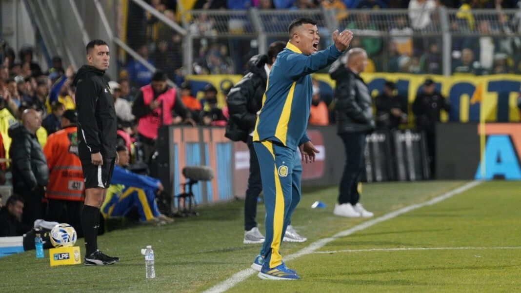 Jorge Almirón, director técnico de Rosario Central, durante un partido de Copa Argentina