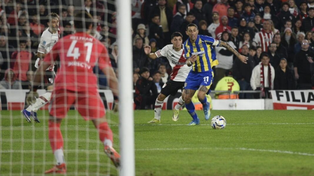 Ángel Di María con la camiseta de Rosario Central durante el partido ante River Plate en el Monumental