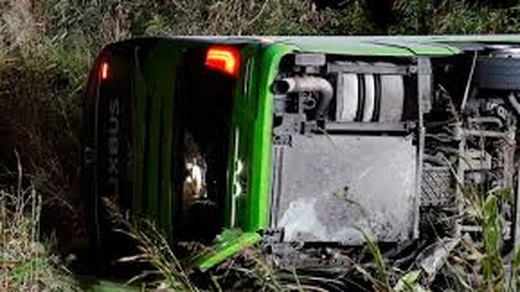 Colectivo volcado en la autopista Bruce Highway en Queensland, Australia