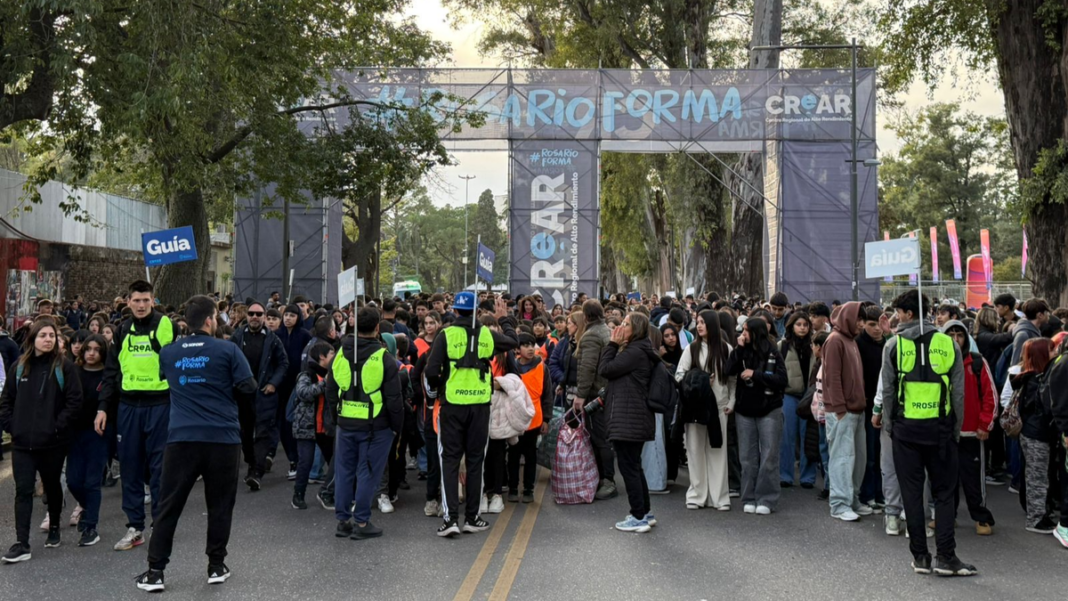 Niños y adolescentes participando en actividades deportivas en el Parque Independencia durante los Juegos Crear en Rosario