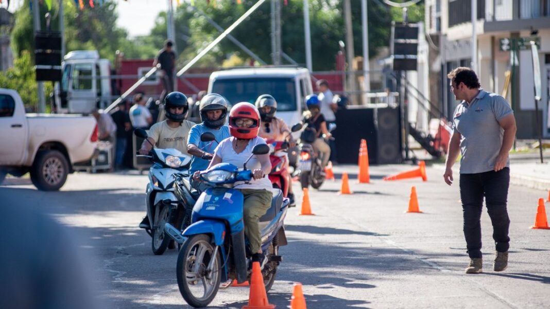 Motociclista realizando examen práctico de licencia en Santa Fe