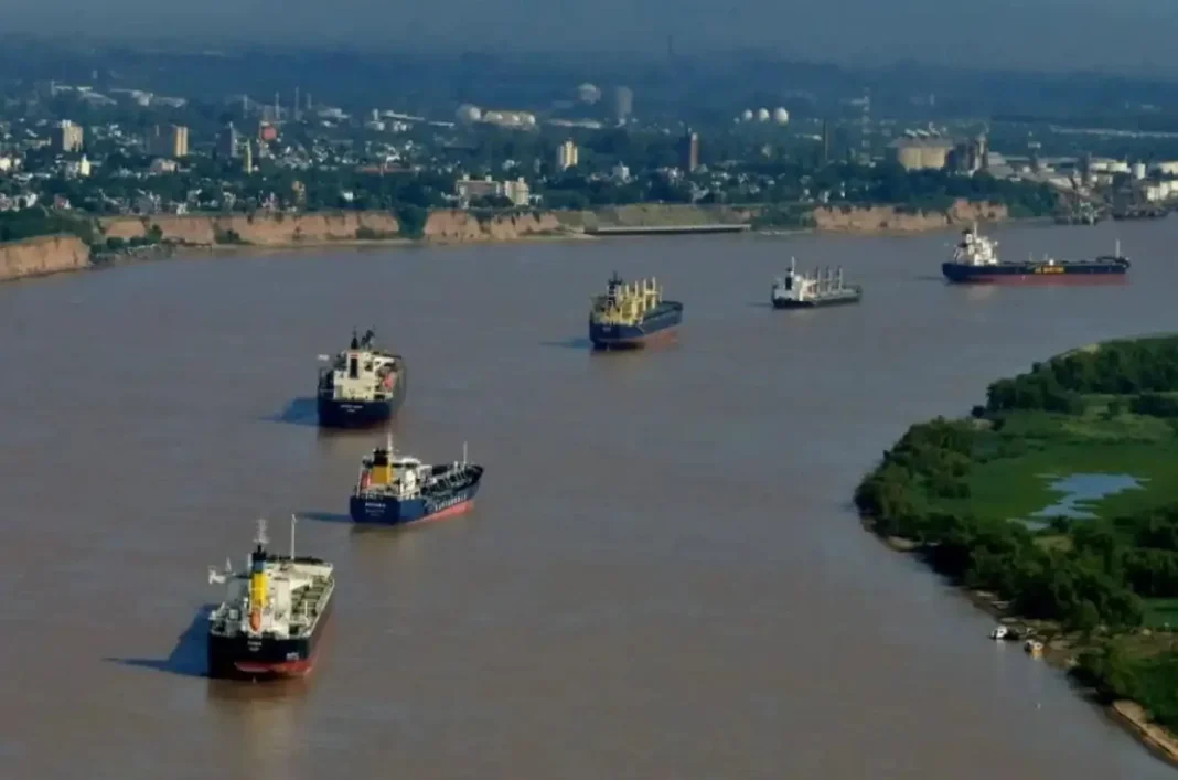 Vista aérea de la Hidrovía Paraná-Paraguay con un buque de carga navegando