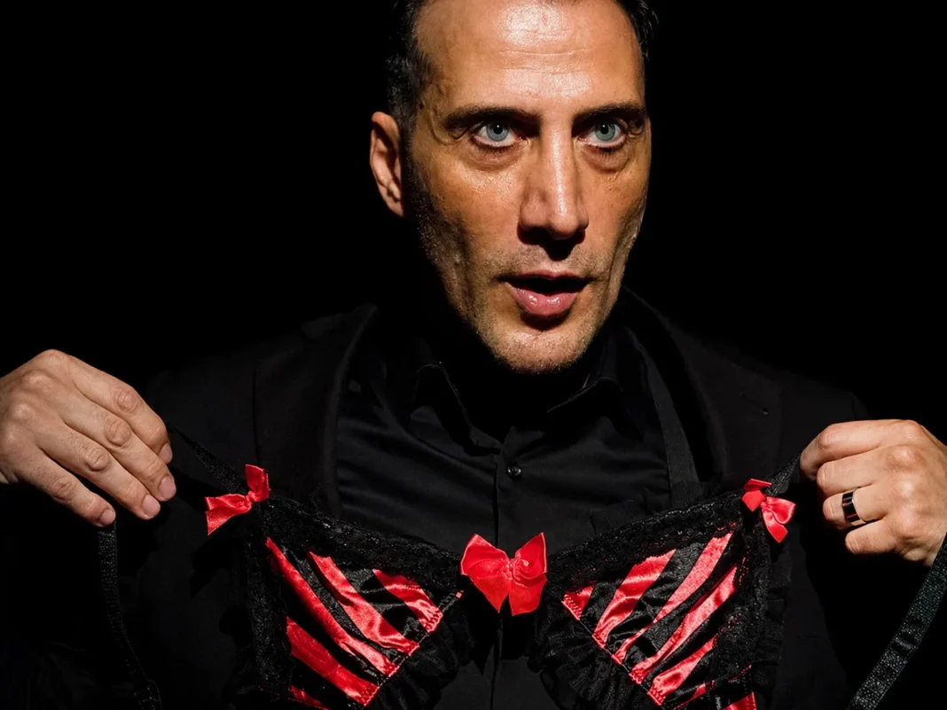 Luciano Cáceres en escena durante la obra Paraíso
