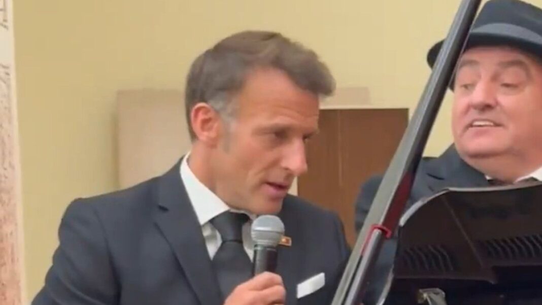Macron cantando en cena de Estado en Armenia