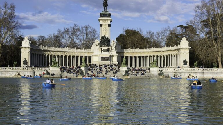 Vista del Parque de El Retiro en Madrid con árboles y césped