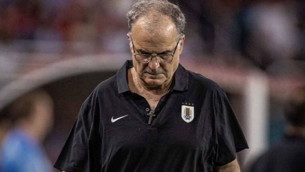 Marcelo Bielsa en conferencia de prensa con la camiseta de Uruguay