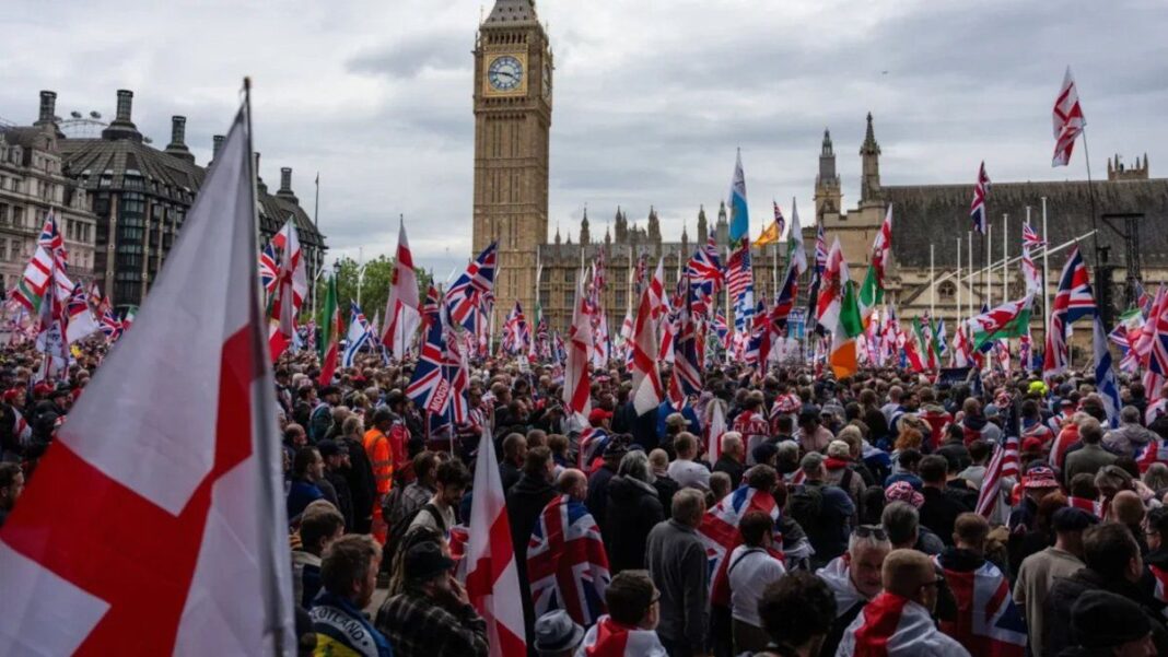 Manifestantes en la marcha 'Unite the Kingdom' en Londres con banderas y carteles