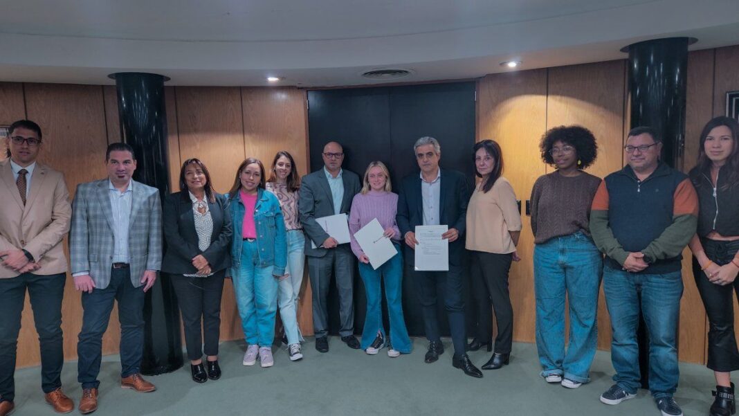 Jóvenes estudiantes con tarjetas del Banco Municipal en Rosario
