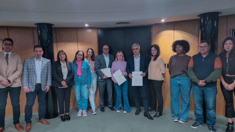 Jóvenes estudiantes con tarjetas del Banco Municipal en Rosario