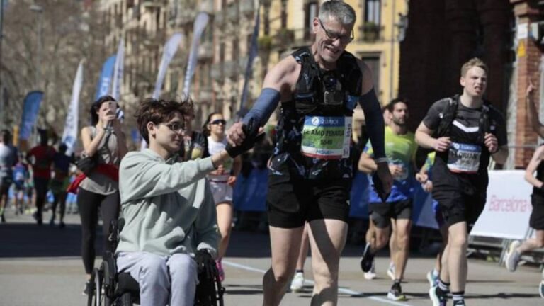 Matías Bottoni en silla de ruedas en una plaza de Barcelona junto a su madre