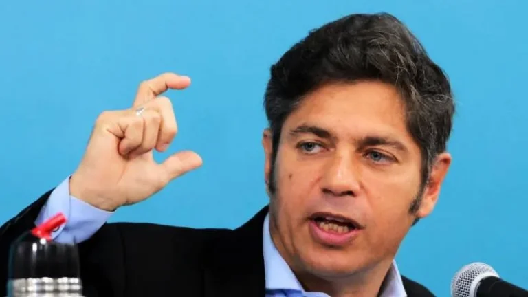 Axel Kicillof en un acto político en Ensenada, rodeado de militantes peronistas