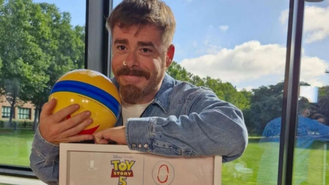 Migue Granados junto a su personaje Dr. Locuaz en Toy Story 5