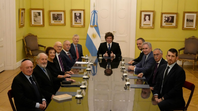 Javier Milei y Manuel Adorni en actividad oficial en Casa Rosada