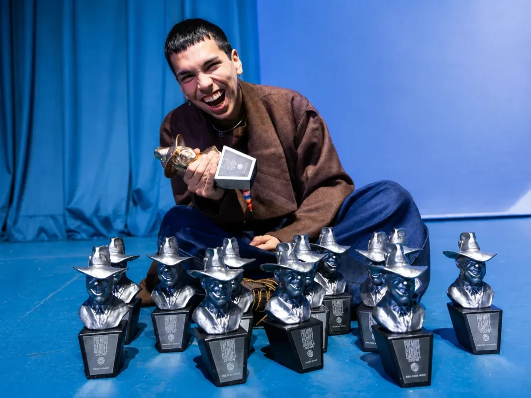 Milo J sosteniendo el premio Gardel de Oro en el Teatro Coliseo