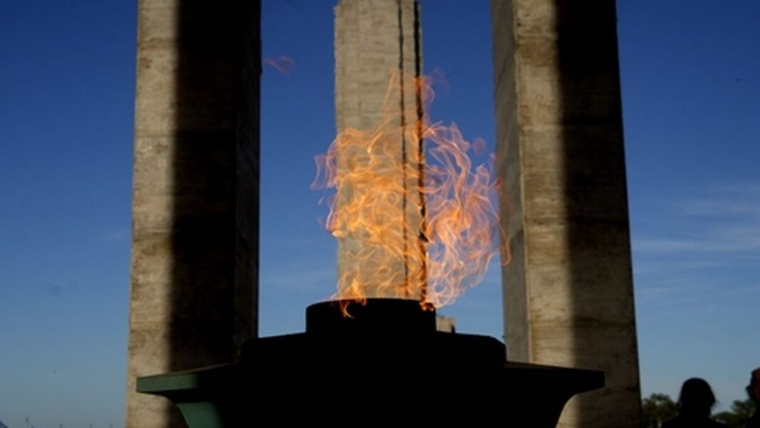 Monumento a la Bandera con llama votiva encendida en el propileo durante obras de rehabilitación