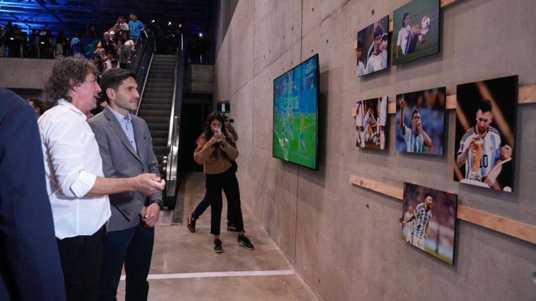 Fotografía de Lionel Messi en la muestra Instantáneas de gloria en el Museo del Deporte Santafesino