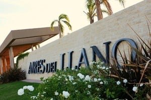 Efectivos policiales en la entrada del barrio privado Aires del Llano en Santo Tomé