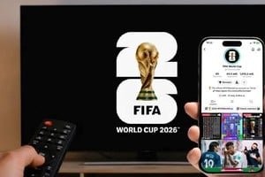 Partido de fútbol del Mundial 2026 con pantallas digitales y logos de TikTok y YouTube