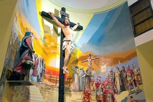 Murales artísticos en la cuasi parroquia Santa María junto a la Cruz de Santa Fe