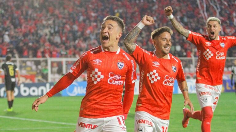 Neri Bandiera celebrando su gol de cabeza ante Atlético Mineiro en la Copa Sudamericana