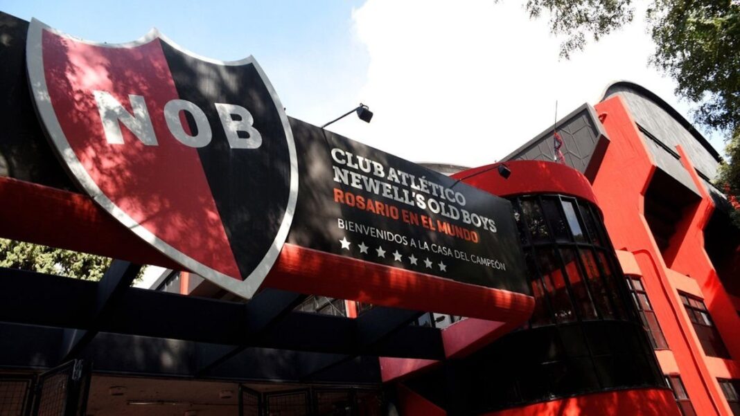 Escudo de Newell's Old Boys sobre fondo rojo y negro