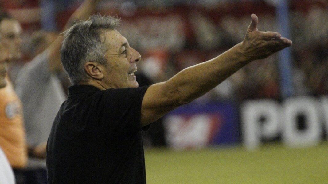 Frank Darío Kudelka dirige a Newell's en un partido del Apertura
