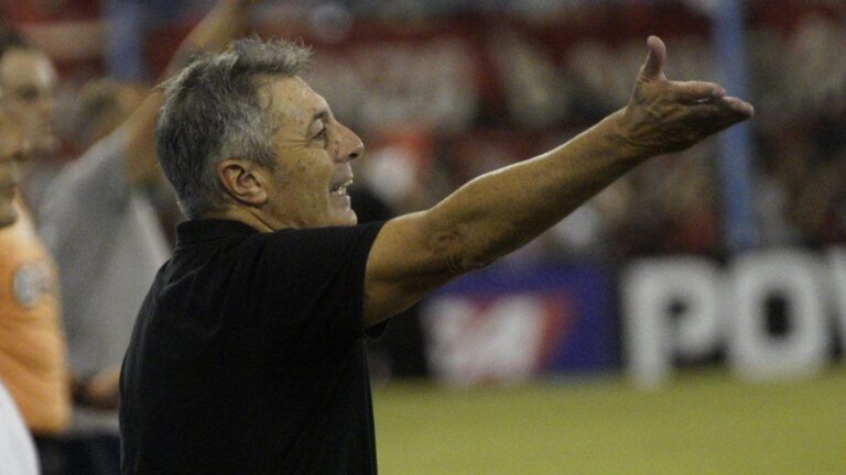 Frank Darío Kudelka dirige a Newell's en un partido del Apertura