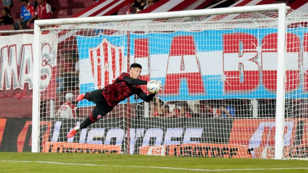 Josué Reinatti, arquero de Newell's Old Boys, durante un partido