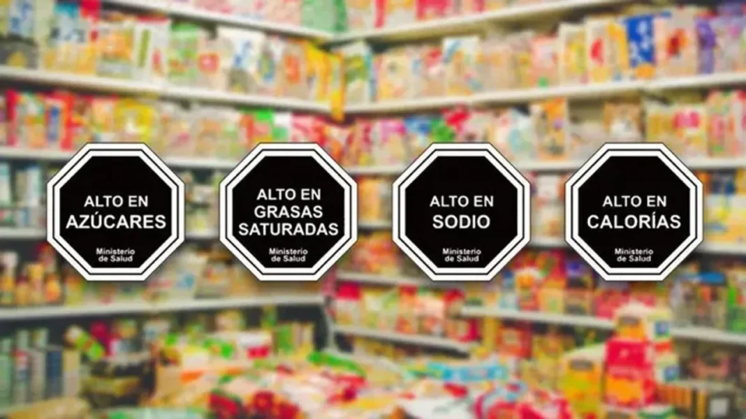 Sellos octogonales negros de advertencia en productos alimenticios