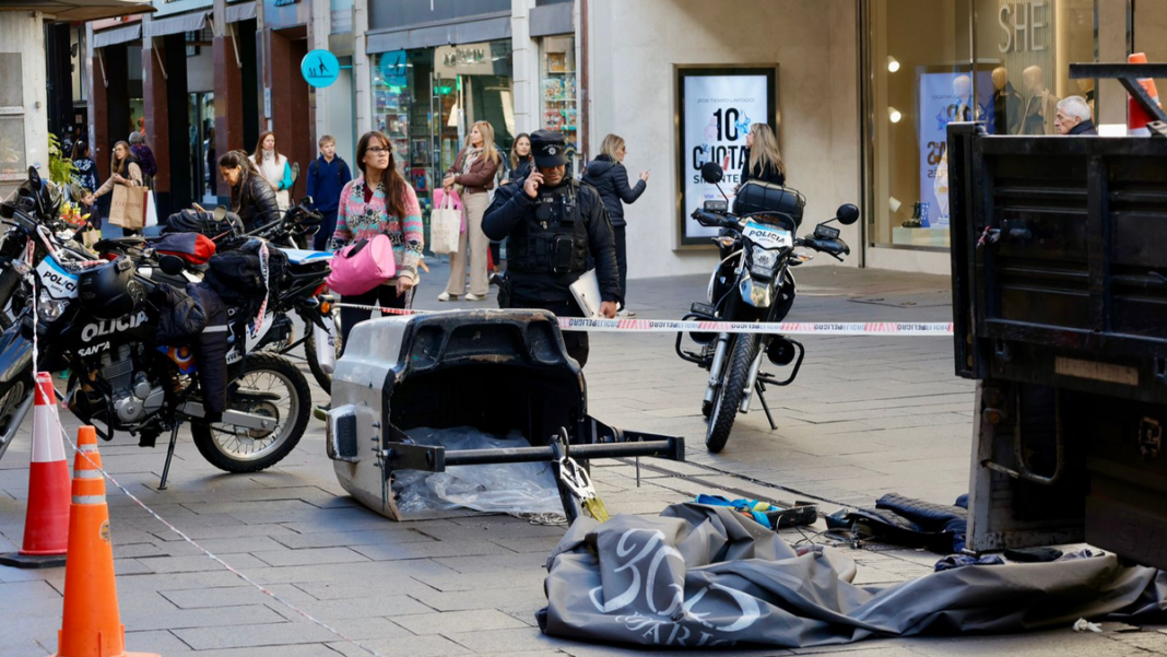 Peatonal Córdoba en Rosario con presencia policial y ambulancias tras caída de obrero