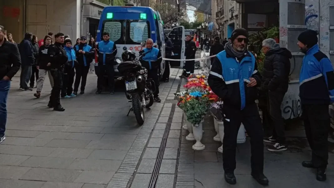Ambulancia del Sies en la peatonal Córdoba de Rosario tras la caída de un operario