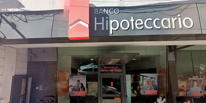 Sucursal bancaria cerrada con cartel de paro en Rosario