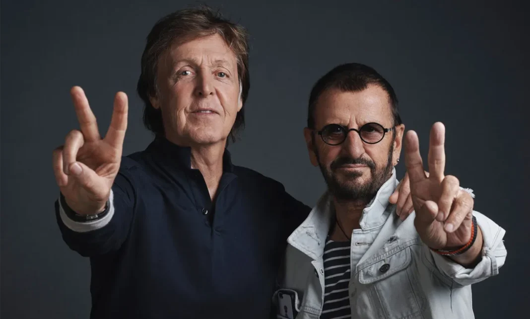Paul McCartney y Ringo Starr en el estudio de grabación sonriendo