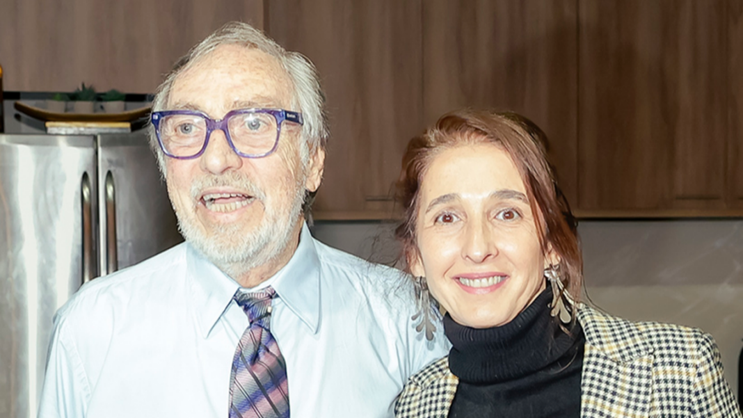 Paula Benavente, última pareja de Luis Brandoni, durante el homenaje en el Teatro Multitabaris