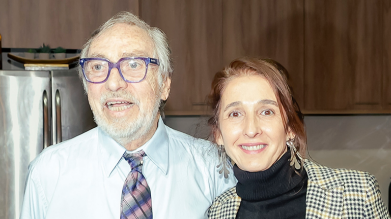 Paula Benavente, última pareja de Luis Brandoni, durante el homenaje en el Teatro Multitabaris