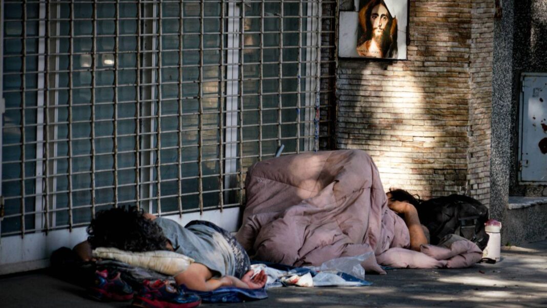 Persona abrigada en la calle durante el frío en Rosario
