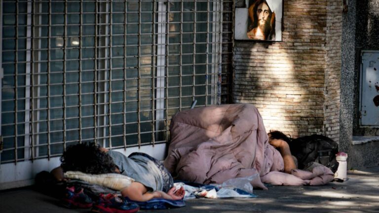 Persona abrigada en la calle durante el frío en Rosario
